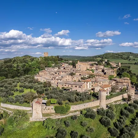 In The Historical Village With Garden Pienza, Siena *
